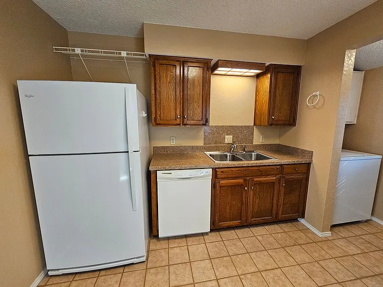 400 Hallmark Dr — Photo 11