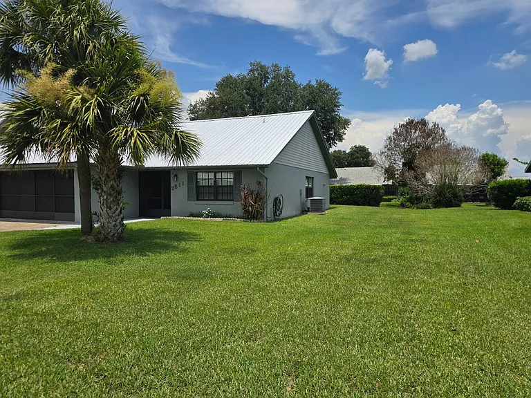 2511 N Orangewood St — Photo 2