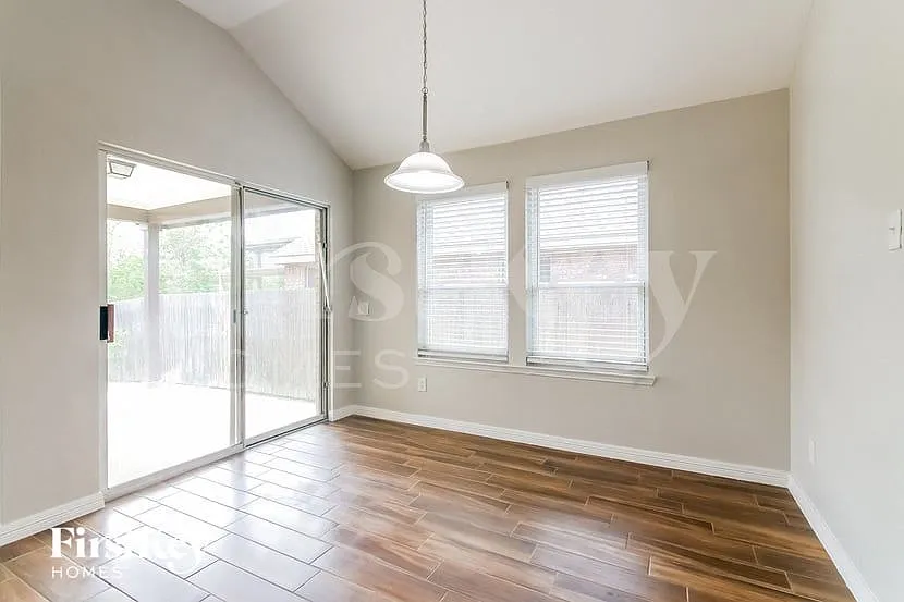 4 bed, 2.0 bath, 2202 sqft, $2,940 — Photo 4