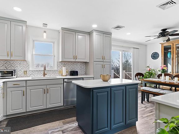 4th image of 243 Ridge Hill Rd