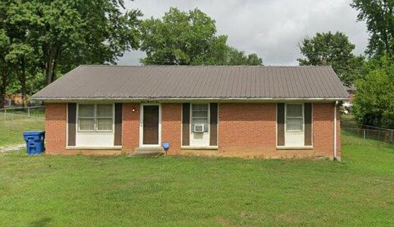 1st image of 305 Oakwood Dr