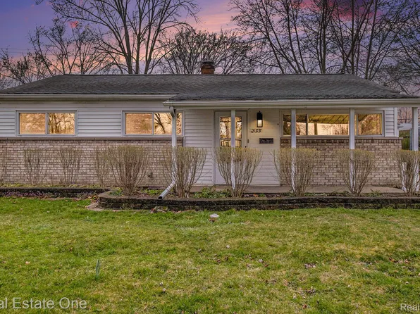 235 Lyons Dr, Troy, MI 48083