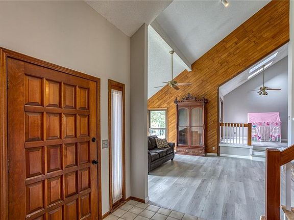 2nd image of 16025 Meadow Ln