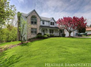 1914 Forest Lake Dr SE, Kentwood, MI 49546