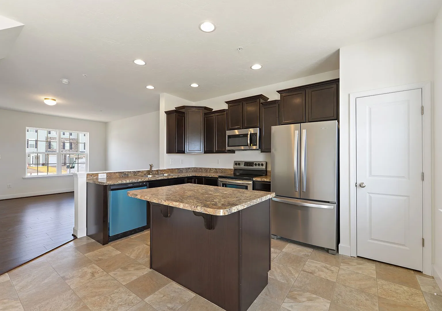 End Unit Townhome with Bonus Room! — Photo 4