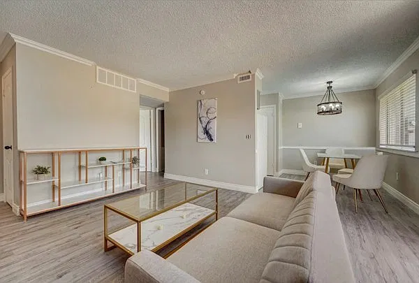 Ventura South Apartments — Photo 1