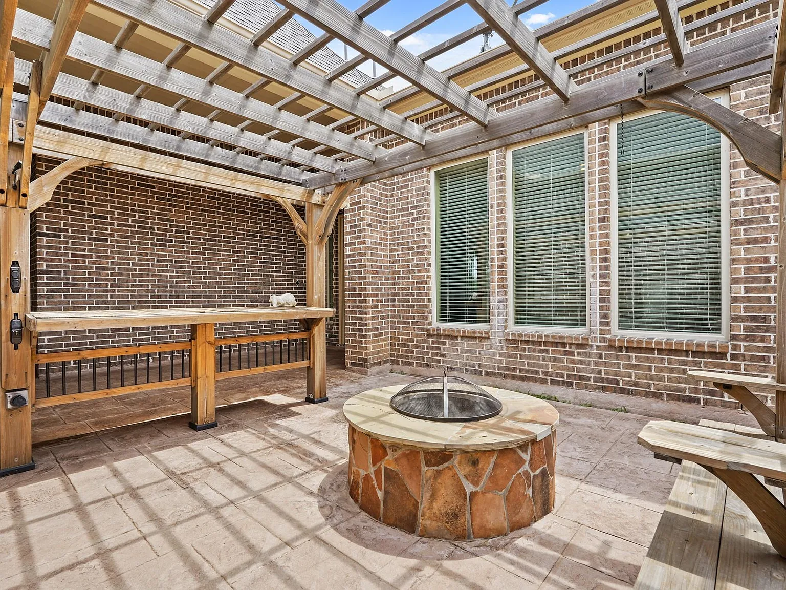 3 bed, 3.5 bath, 2743 sqft, $3,200 — Photo 4