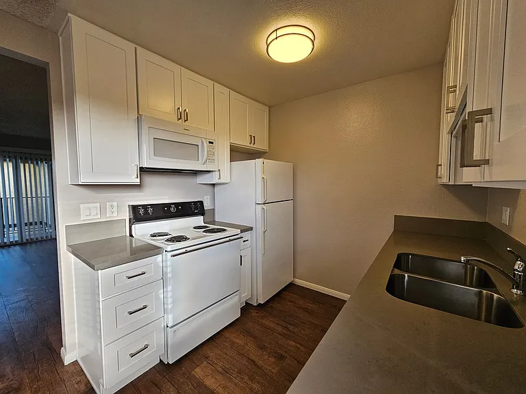 Del Mar Apartment Homes — Photo 53