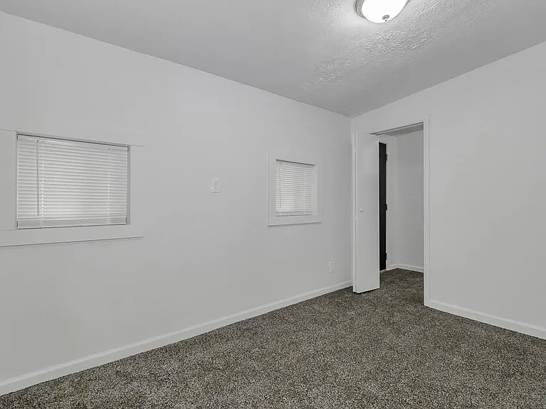371 E Pace Ave — Photo 8