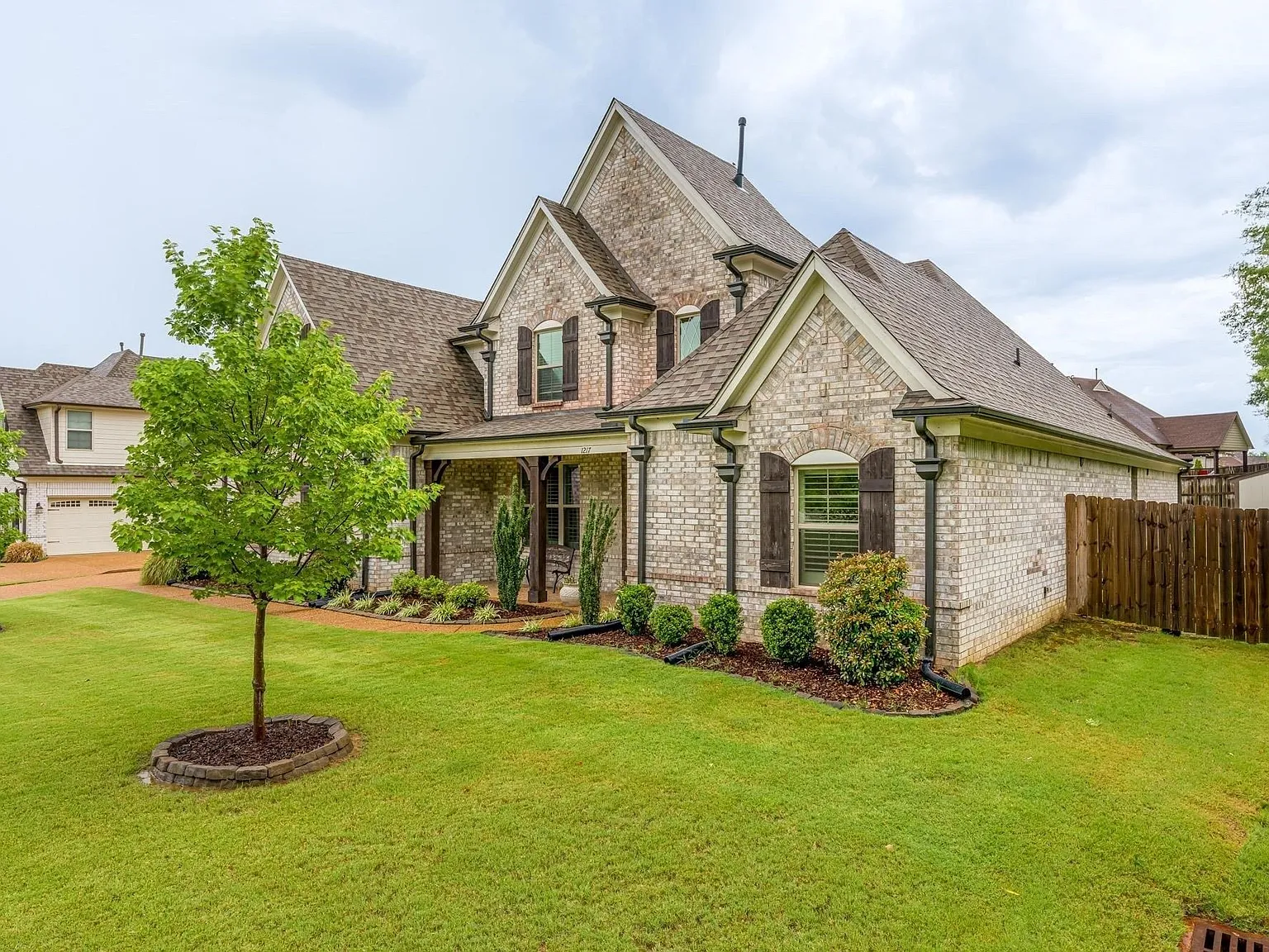 5 bed, 3.5 bath, 3575 sqft, $3,950 — Photo 2