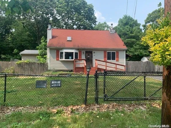 83 West Lane, Medford, NY 11763