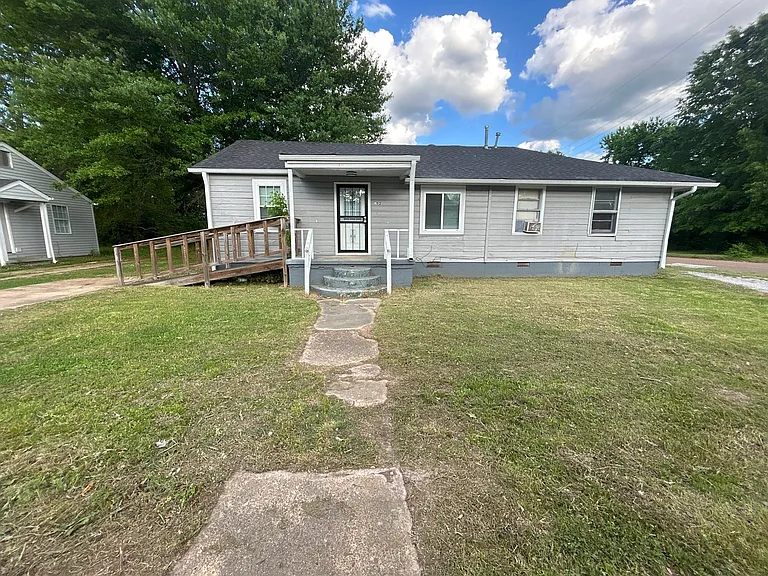 112 Holland Ave — Photo 1