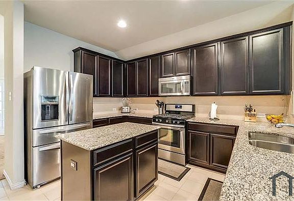 3rd image of 2900 Castle Creek Dr