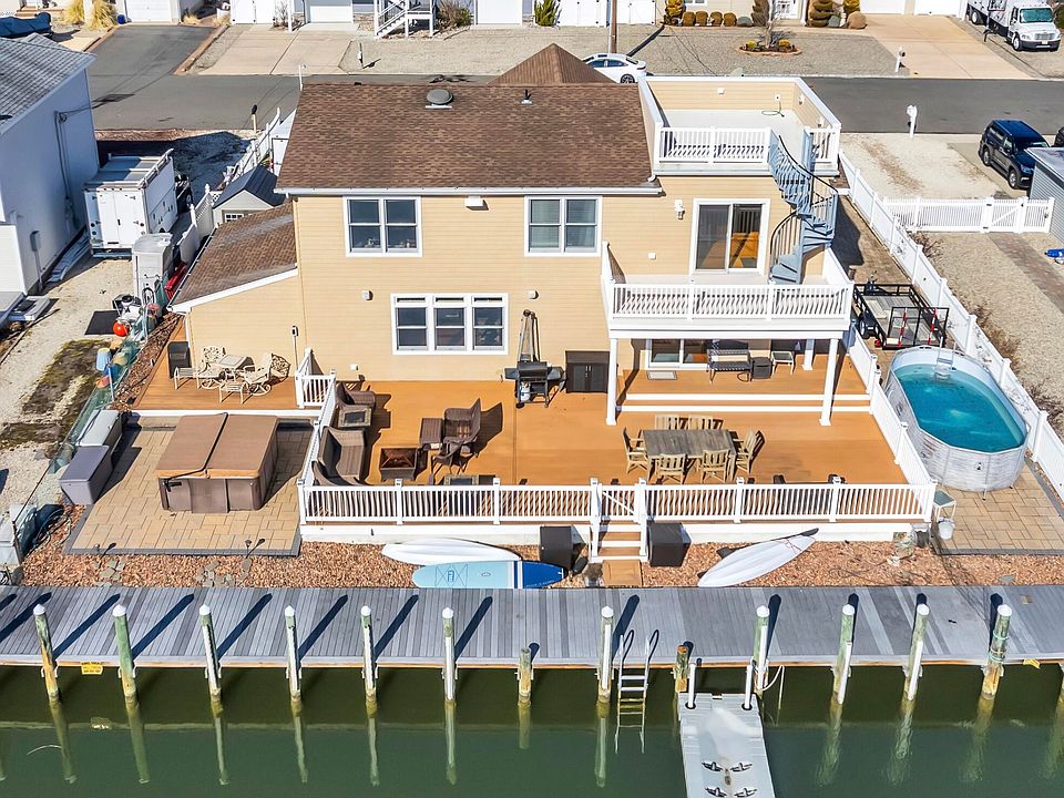 1st image of 828 Windward Dr
