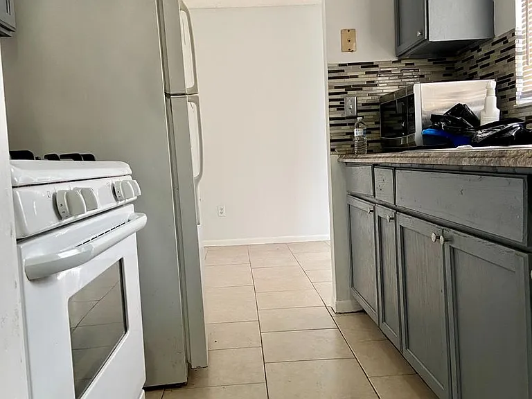 1312 Saxon Blvd — Photo 4