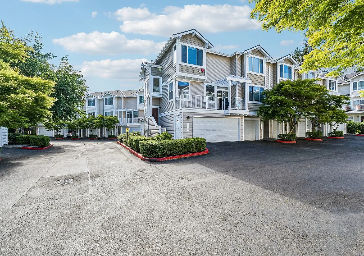 Spacious 3BR Bothell End-Unit Townhome with 3-Car Garage — Photo 1