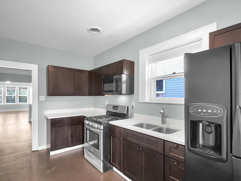 11402 S Calumet Ave — Photo 12