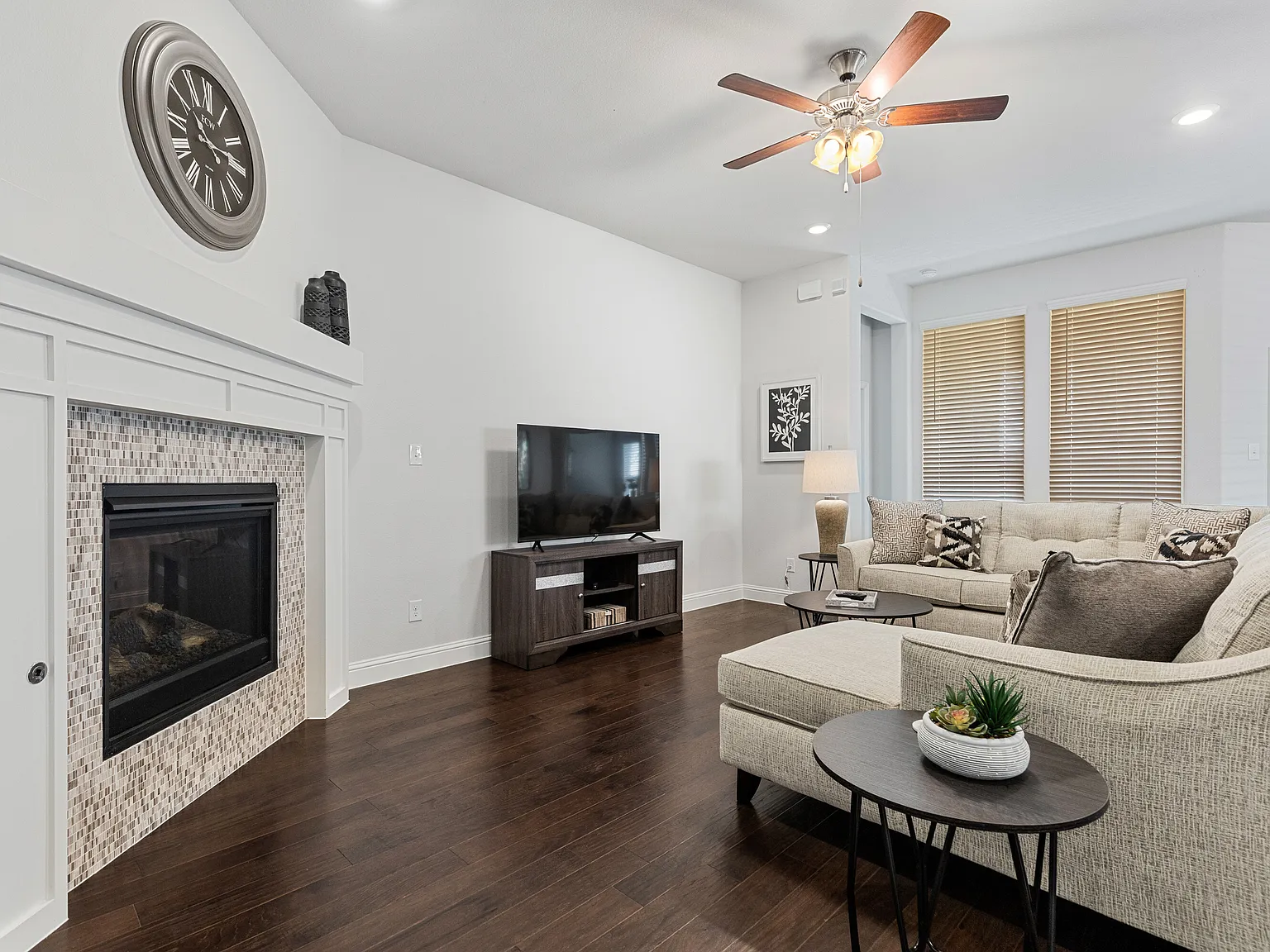 4 bed, 2306 sqft, $8,100 — Photo 3