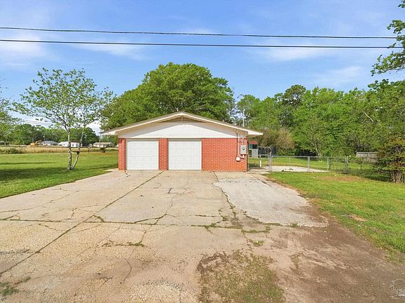 4th image of 100 Woodland Ave