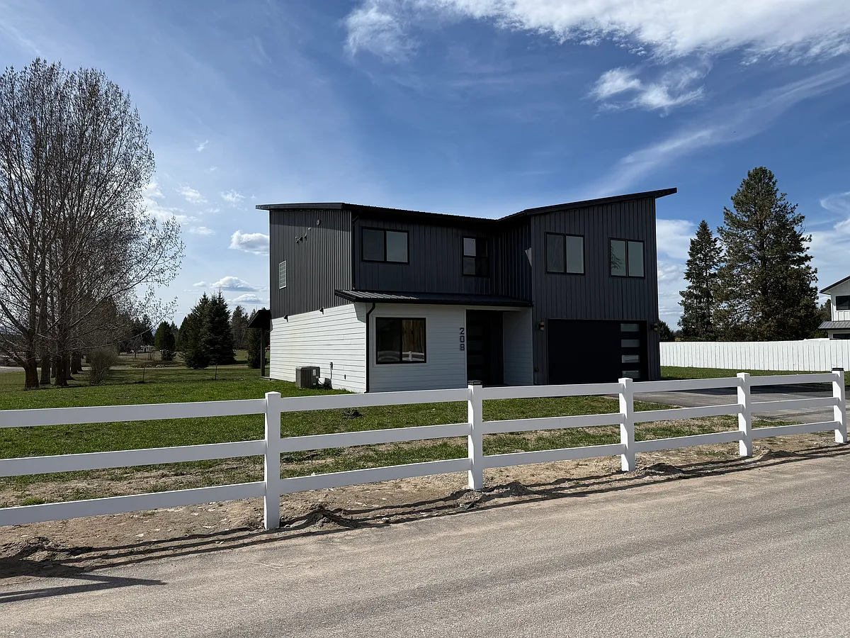 208 Cowboy Drive. Fenced property! - 208 Cowboy Dr