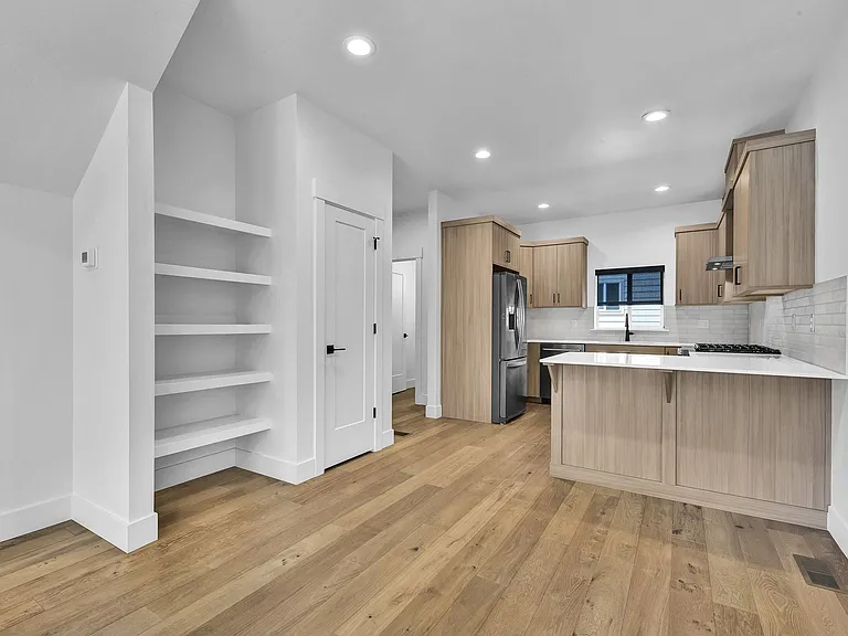 Carlsbad Crossing Townhomes - Attached Garage! — Photo 6