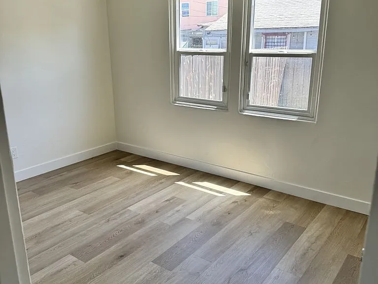 3877 Chamoune Ave — Photo 32