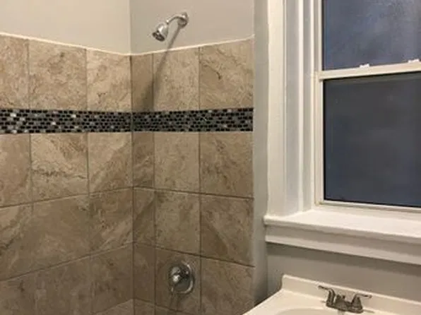 4 bed, 1.0 bath, $1,700, 6502 S Rhodes Ave, Chicago, IL 60637