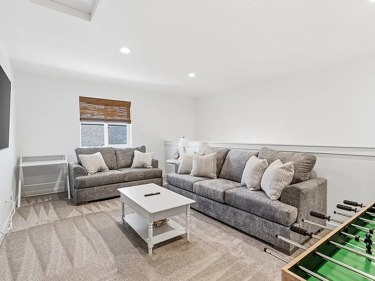 305 E Chevy Dr — Photo 10