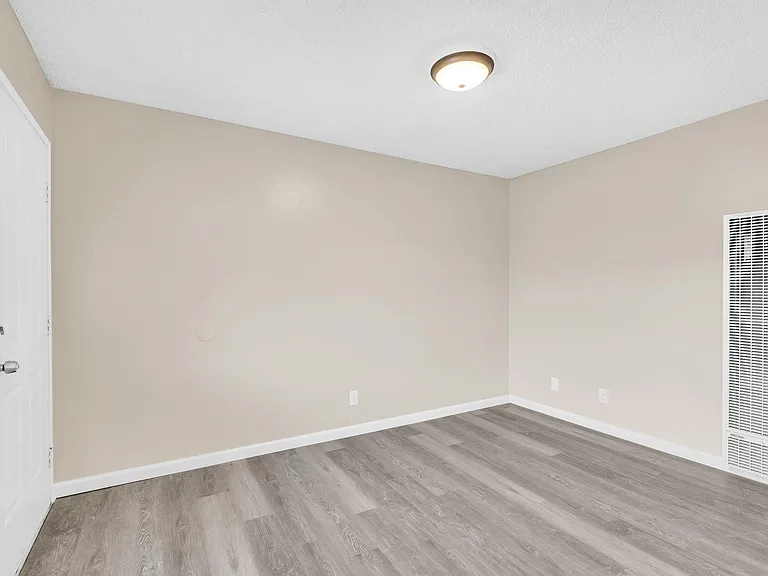 Ethan Apartments — Photo 27