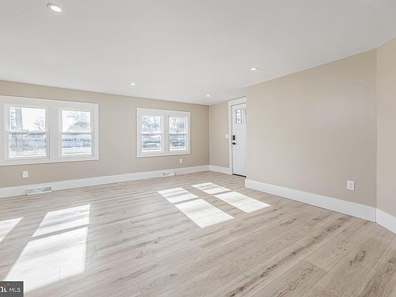 2nd image of 581 N Broadway