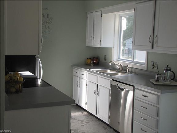 4th image of 2956 Pikes Ave