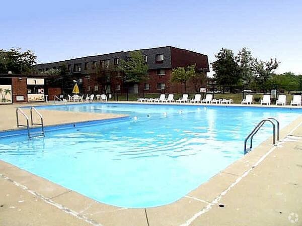 2nd image of 906 Ridge Sq APT 215