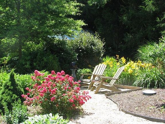 Strolling formal gardens