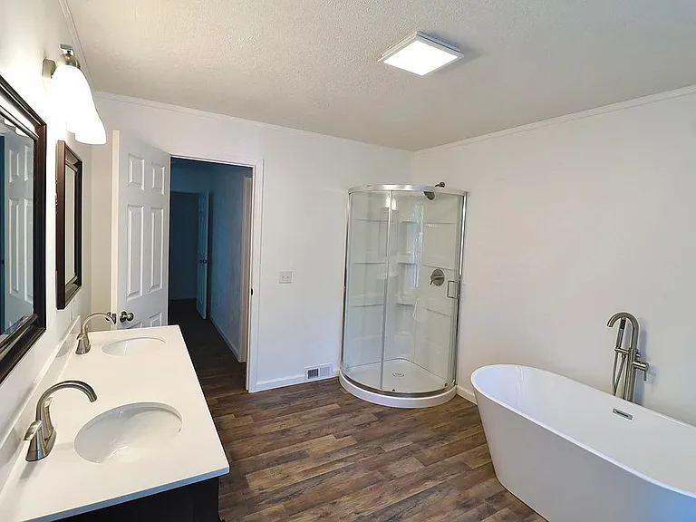 1108 Hess Ave — Photo 7