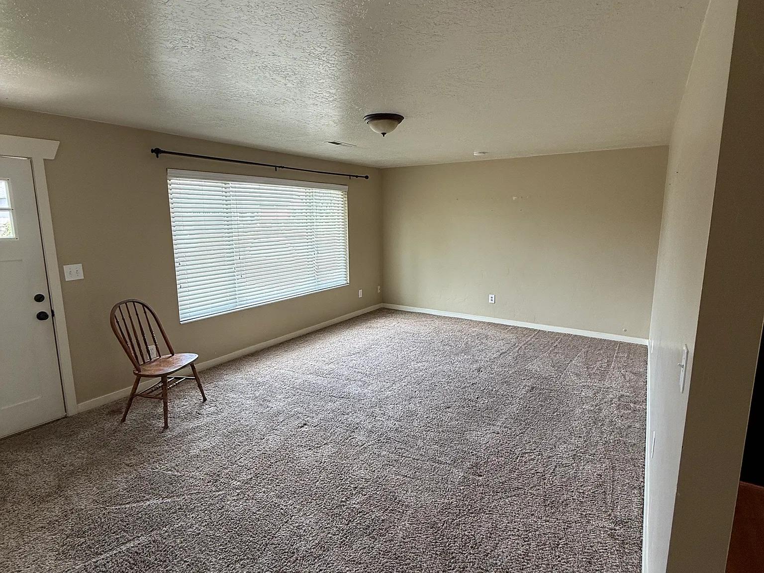3 bed, 2500 sqft, $2,400 — Photo 3