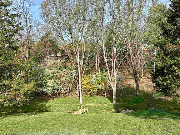 3rd image of 215 Morning Star Ln