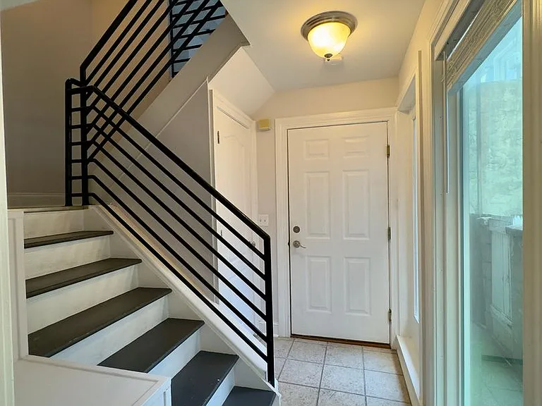 701 S Rose St — Photo 3