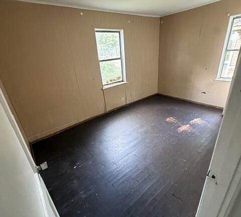 3rd image of 116 E Avenue H