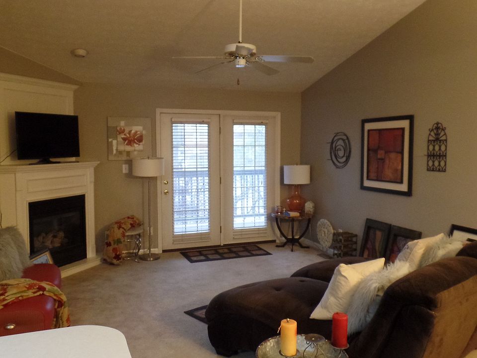 Great Room w Vaulted Ceiling