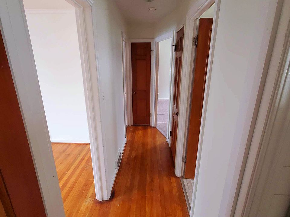 Hallway to bedrooms