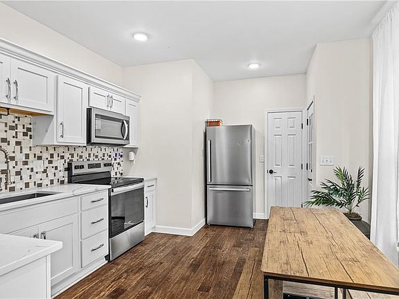 5th image of 3207 Scott St