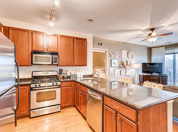 4th image of 859 W Erie St APT 306