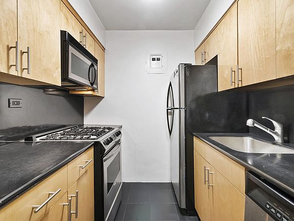 3rd image of 100 W 57th St APT 6L