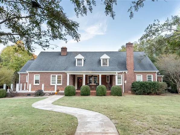 318 Gassaway St, Central, SC 29630