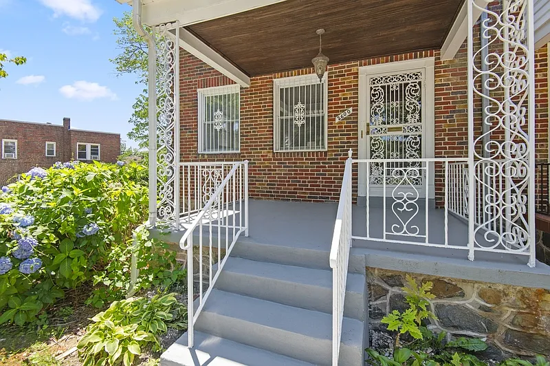 3 bed, 2.5 bath, 2200 sqft, $2,075 — Photo 3