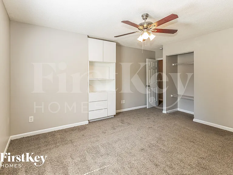 423 Aberdeen Cir — Photo 15