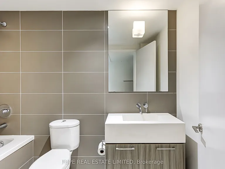 560 King St W #726 — Photo 22
