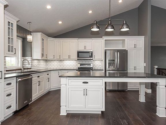 2nd image of Lakeview Ct