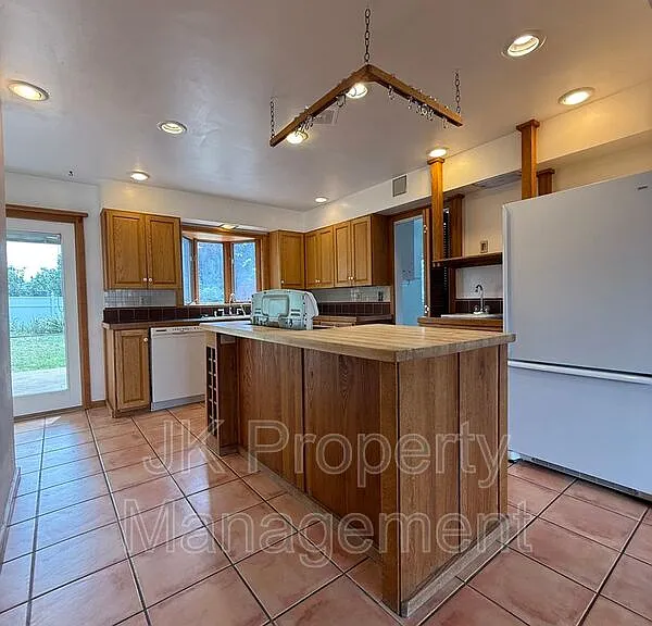 806 Forest Ave — Photo 17