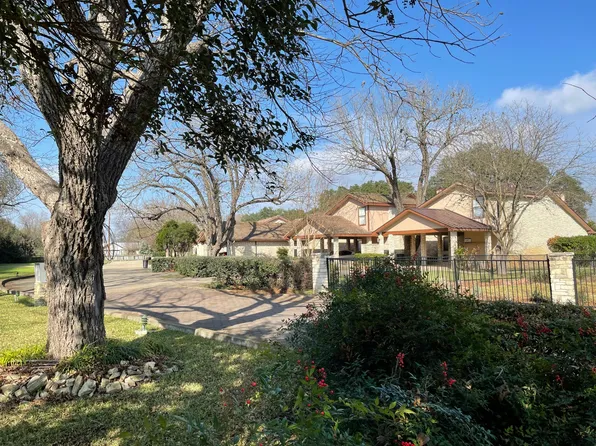 2745 Bandera Hwy APT 6, Kerrville, TX 78028